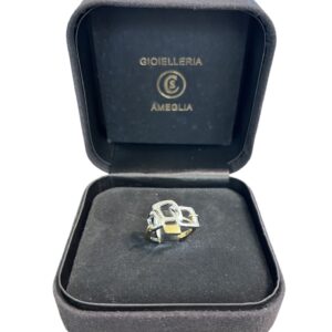 Anello in oro con inserti centrali