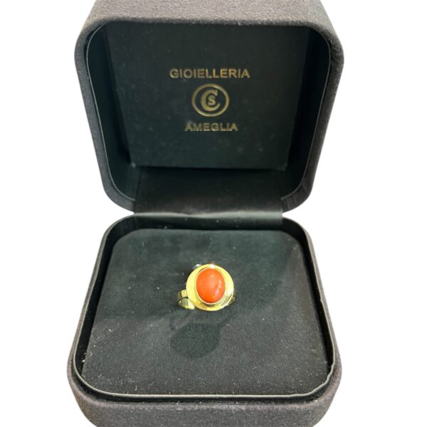 Anello in oro e corallo - immagine 2