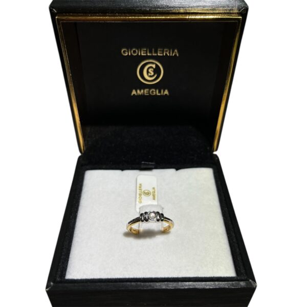 Anello oro bianco e giallo e diamante centrale - immagine 2