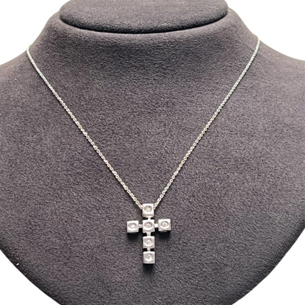 Colla croce e diamanti