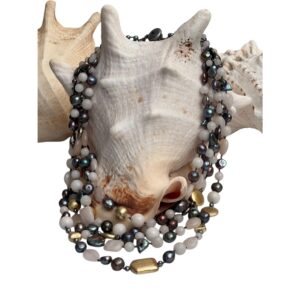 Collana perle e ciondoli