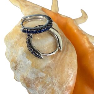 Orecchini a cerchio mini in argento bianco e zirconi blu