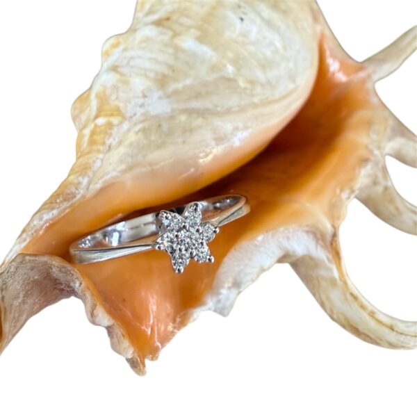 Anello fiore con diamanti