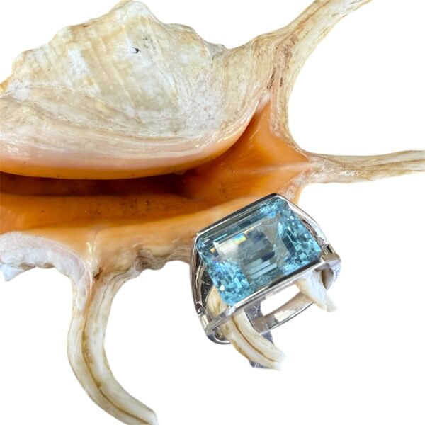Anello con acquamarina