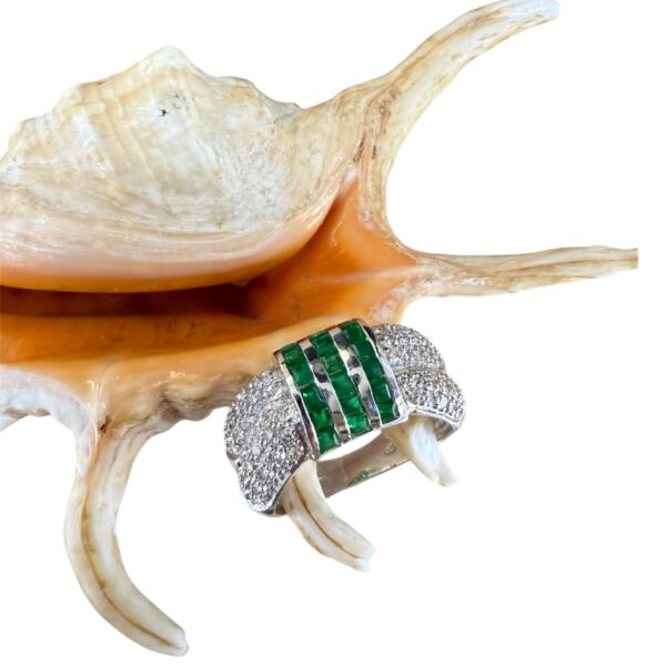 Anello con smeraldo